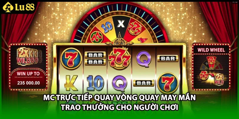 MC trực tiếp quay vòng quay may mắn trao thưởng cho người chơi