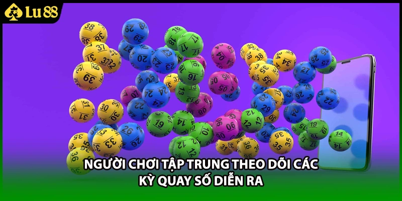 Người chơi tập trung theo dõi các kỳ quay số diễn ra