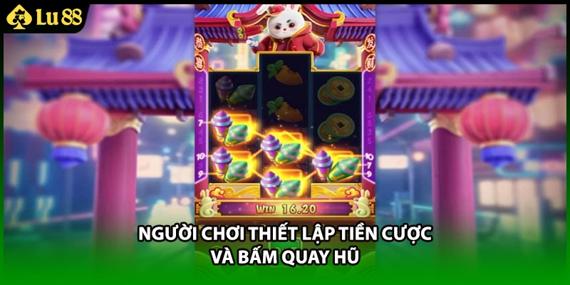Người chơi thiết lập tiền cược và bấm quay hũ