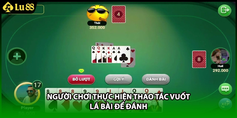 Người chơi thực hiện thao tác vuốt lá bài để đánh