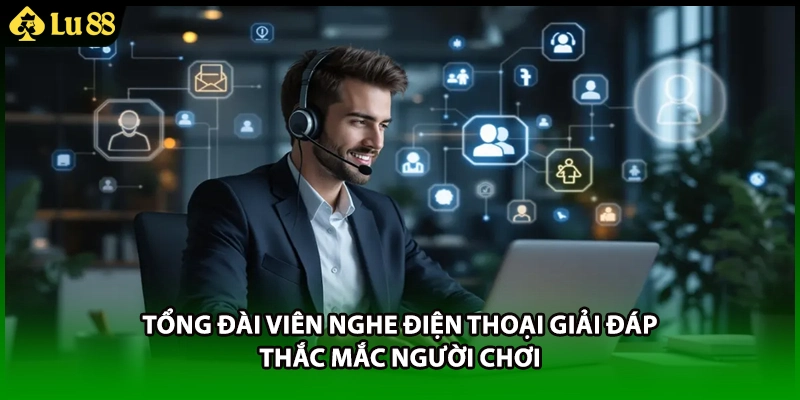 Tổng đài viên nghe điện thoại giải đáp thắc mắc người chơi
